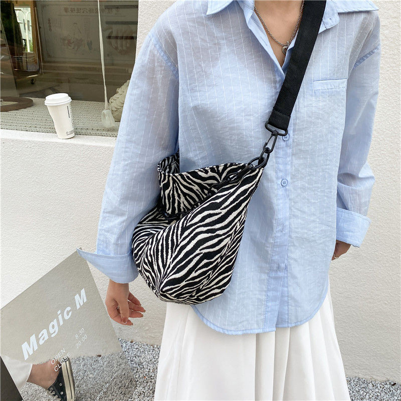 Zebra mintás válltáskák Női Francia Stílus Nagy kapacitású Cross-body táska Hordozható textúra láncok Kézitáskák Alkalmi női hordtáska