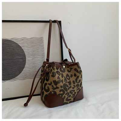 2021-es új téli leopárdmintás vödörtáska női válltáska Retro divatos futártáska húzózsinór, egyszerű kis táska