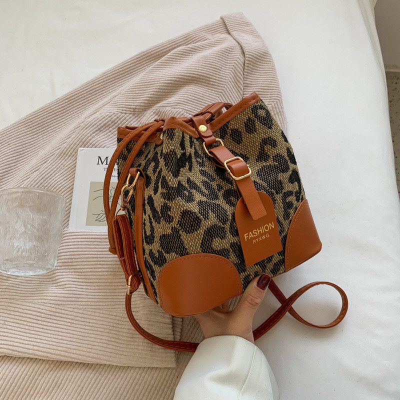 2021-es új téli leopárdmintás vödörtáska női válltáska Retro divatos futártáska húzózsinór, egyszerű kis táska