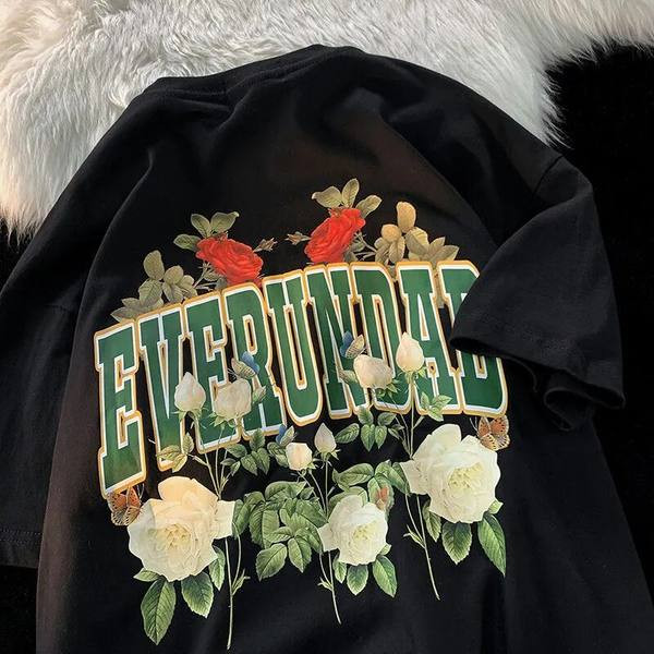 Moteriški marškinėliai su spalvingomis aplikacijomis