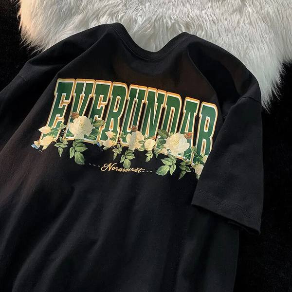 Moteriški marškinėliai su spalvingomis aplikacijomis