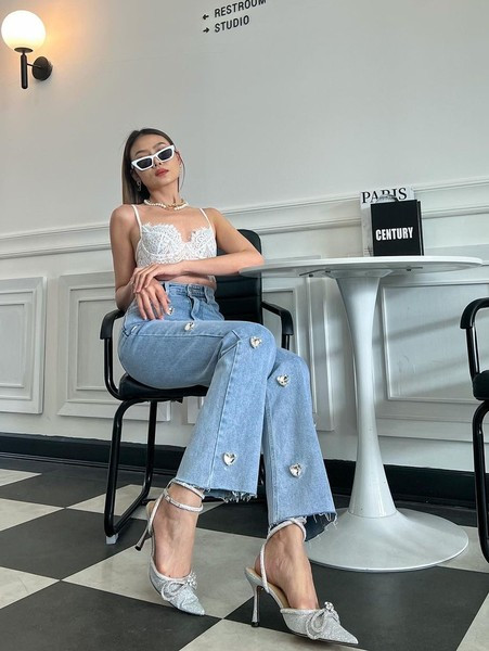 Sieviešu džinsi ar zvaniņiem