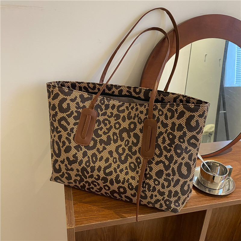Velika ručna torba s uzorkom leoparda, ženska, nova retro torba na rame velikog kapaciteta 2023. Trend tekstura ručna torba za putnike
