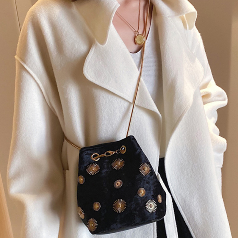 Genți de umăr noi pentru femei Geantă de găleată Geanta de mână elegantă din catifea Geantă crossbody cu curea de umăr cu lanț auriu