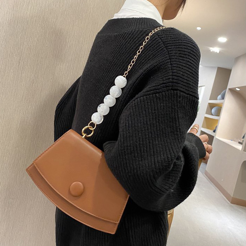 Ostja naiste õlakott Ühevärviline ketiga helmestega klappkott PU-nahast kestatüüpi naiste käekott Moodne naiste käekott