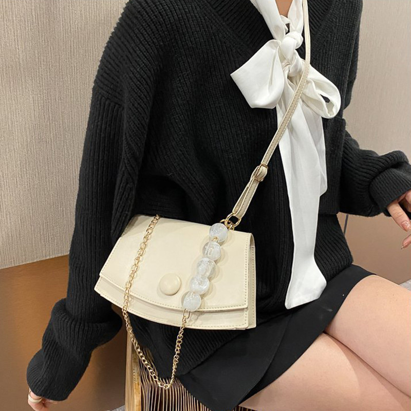 Ostja naiste õlakott Ühevärviline ketiga helmestega klappkott PU-nahast kestatüüpi naiste käekott Moodne naiste käekott