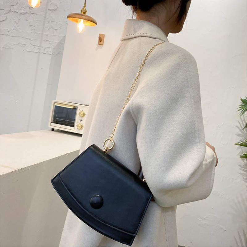 Ostja naiste õlakott Ühevärviline ketiga helmestega klappkott PU-nahast kestatüüpi naiste käekott Moodne naiste käekott