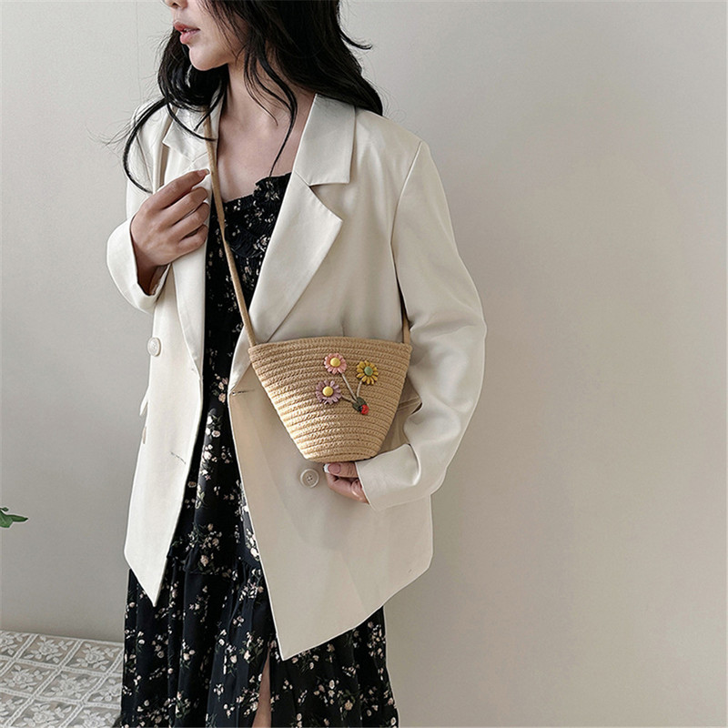 Suvised käsitsi valmistatud kestaga kotid naistele Kootud Naise õlgedest õlgadest õlgadest kott Pakendatud rannakott Lilledega käekotid Naistele Väike kott