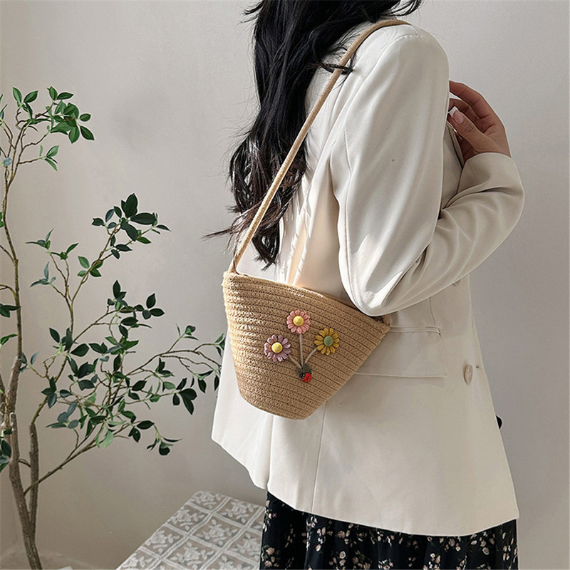 Suvised käsitsi valmistatud kestaga kotid naistele Kootud Naise õlgedest õlgadest õlgadest kott Pakendatud rannakott Lilledega käekotid Naistele Väike kott