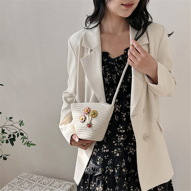 Suvised käsitsi valmistatud kestaga kotid naistele Kootud Naise õlgedest õlgadest õlgadest kott Pakendatud rannakott Lilledega käekotid Naistele Väike kott