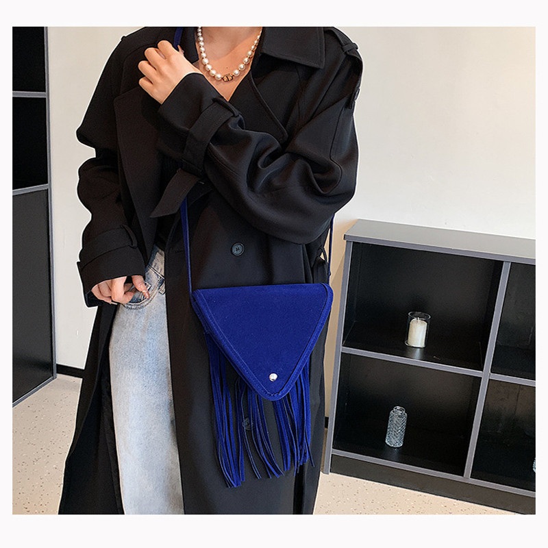 Νέα μονόχρωμη μονόχρωμη τσάντα τριγώνου κοριτσιού με μονόχρωμη φούντα