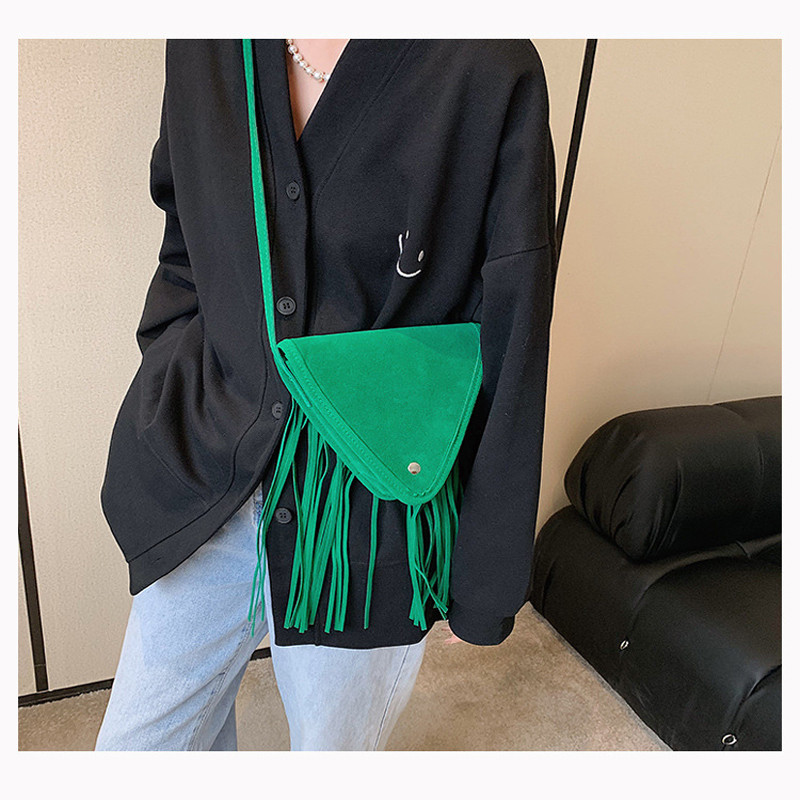 Νέα μονόχρωμη μονόχρωμη τσάντα τριγώνου κοριτσιού με μονόχρωμη φούντα