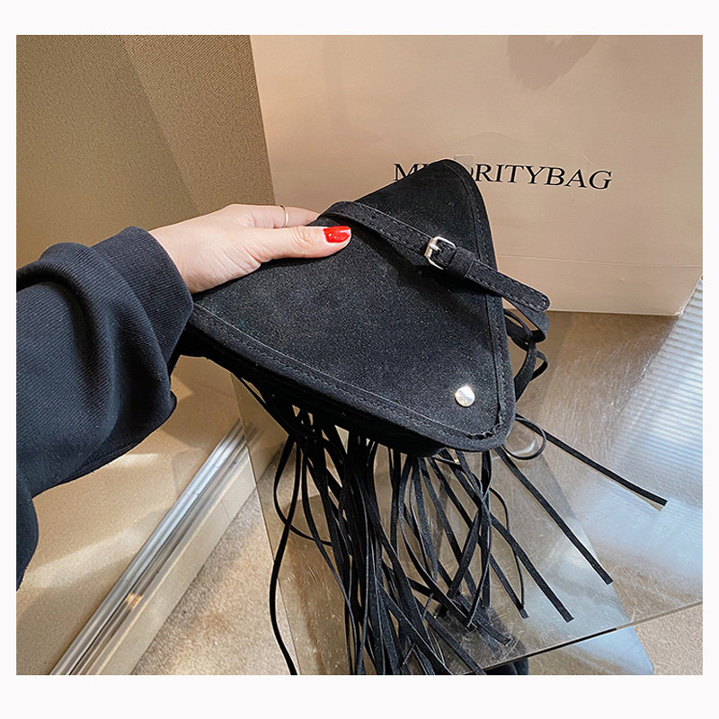 Νέα μονόχρωμη μονόχρωμη τσάντα τριγώνου κοριτσιού με μονόχρωμη φούντα