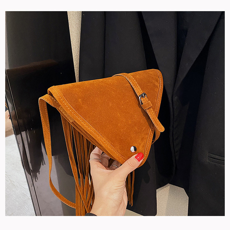 Νέα μονόχρωμη μονόχρωμη τσάντα τριγώνου κοριτσιού με μονόχρωμη φούντα