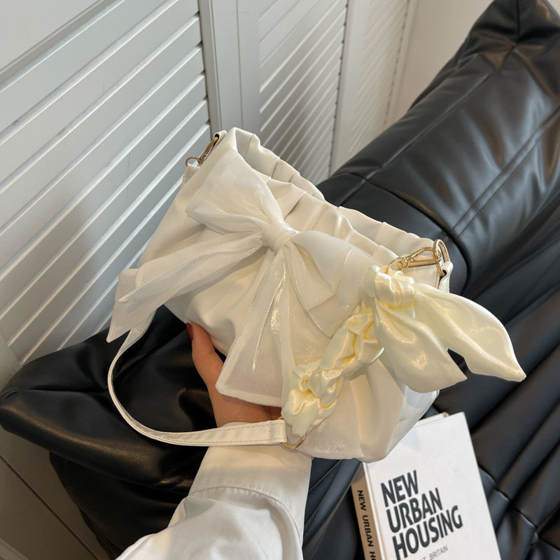 Γυναικεία τσάντα ώμου Ευέλικτη MBTI White Bow 2023 Καλοκαιρινή και Φθινοπωρινή μόδα Νέα πλισέ τσάντα Cloud για γυναίκες Δωρεάν αποστολή