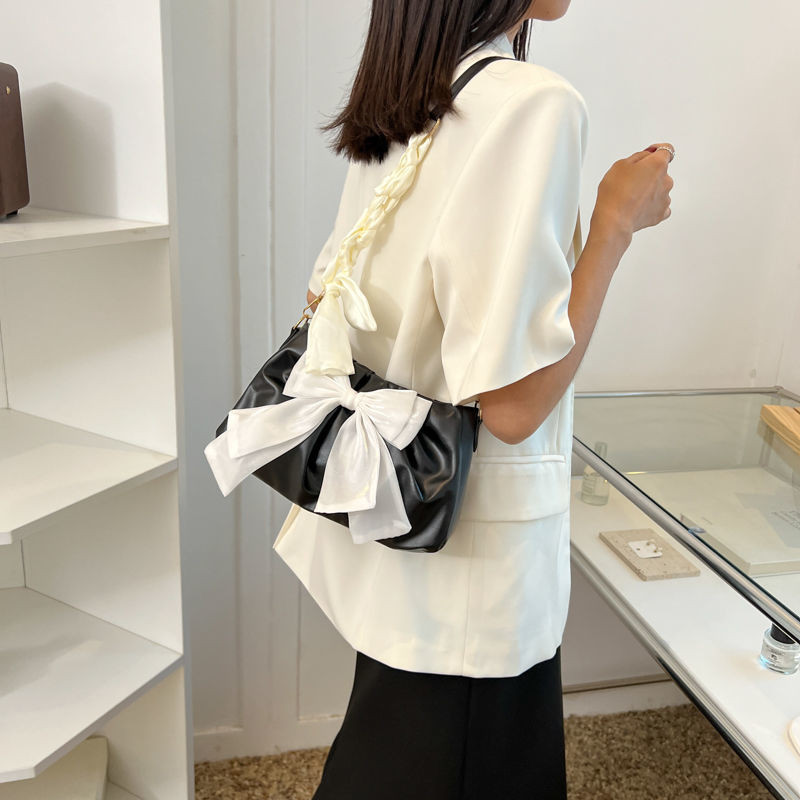 Γυναικεία τσάντα ώμου Ευέλικτη MBTI White Bow 2023 Καλοκαιρινή και Φθινοπωρινή μόδα Νέα πλισέ τσάντα Cloud για γυναίκες Δωρεάν αποστολή