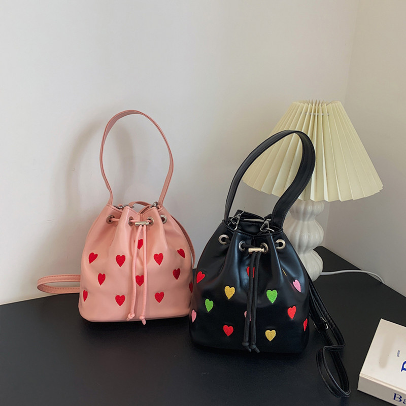 Μόδα γυναικείες τσάντες χιαστί Trend Εξαιρετική τσάντα ώμου Δερμάτινη τσάντα αγάπης καρδιάς κεντημένη τσάντα αγορών Μικρές τσάντες