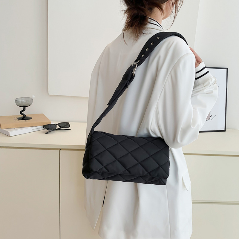 Moodne kootud puuvillast polsterdatud naiste õlakott Talvine nailonist polsterdatud tepitud ostukotid Naiste kudumiskäekott Ristkehaga kotid