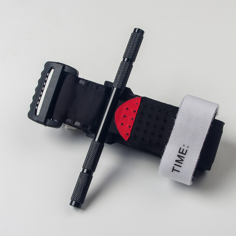 Vienos rankos pirmosios pagalbos turniketas, pagamintas iš aliuminio strypo, naudojamas karinių reikmenų sukimosi taktinis avarinis gelbėjimo gyvybės išlikimo įrankis