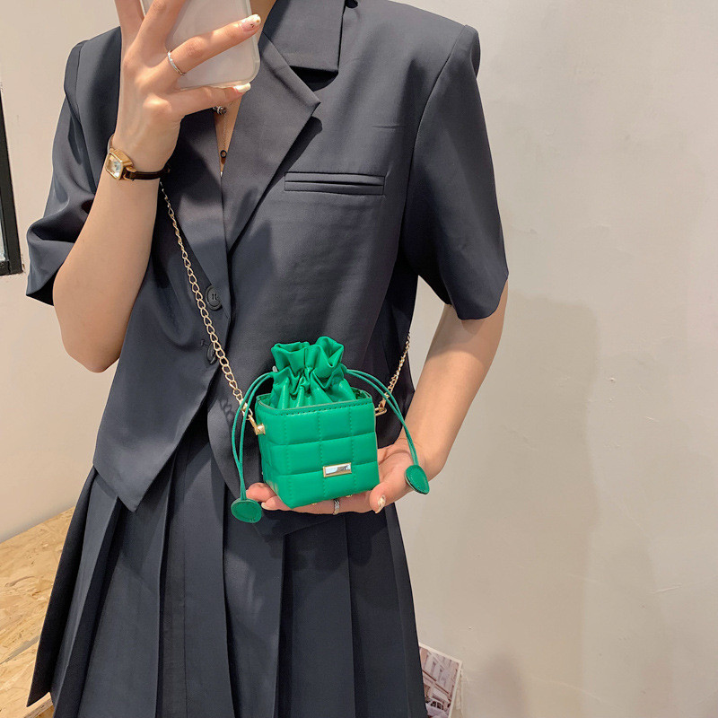 Μικρές τσάντες με υφή απλή αλυσίδα 2022 Νέα μοντέρνα τσάντα με κουβά με κεντήματα μόδας Τσάντες κουβά με έναν ώμο Τσάντες αγγελιοφόρων για γυναίκες C