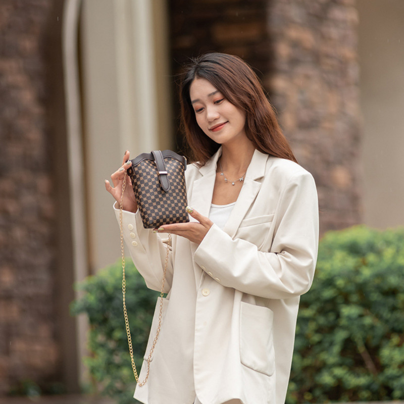 Ruuduline nahast põikkotid Naiste disain Luksuslikud metallist ketirihmad Sling Kott vabaaja mitmekülgne õlakott Vintage