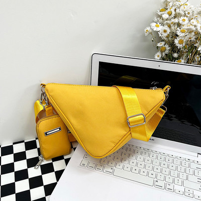 2023. aasta moe kevadmood naiste kolmnurkne nailonist õlakott Lihtsa disainiga naiste rist kehaga kott, reguleeritavad õlarihmad