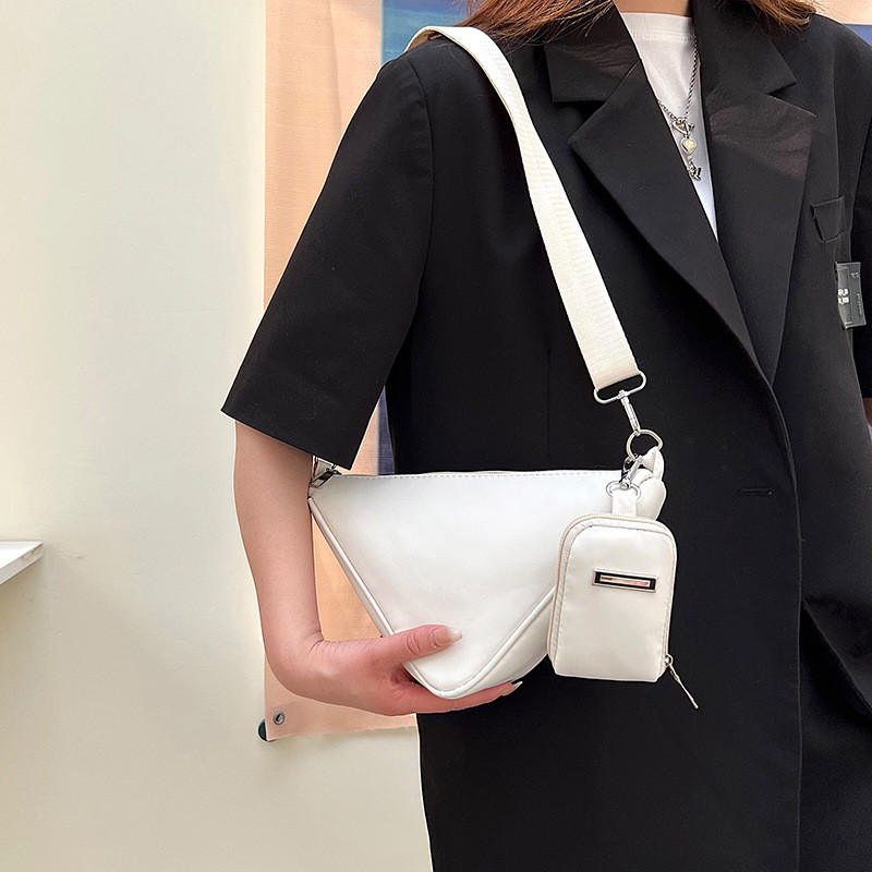 2023. aasta moe kevadmood naiste kolmnurkne nailonist õlakott Lihtsa disainiga naiste rist kehaga kott, reguleeritavad õlarihmad