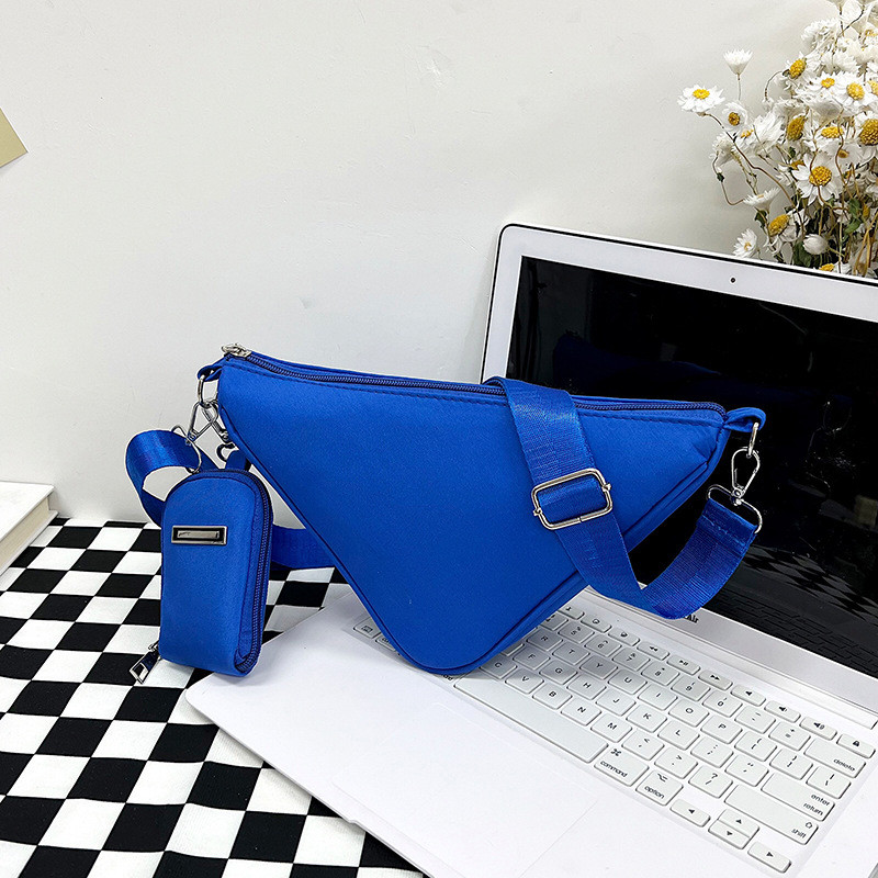 2023. aasta moe kevadmood naiste kolmnurkne nailonist õlakott Lihtsa disainiga naiste rist kehaga kott, reguleeritavad õlarihmad