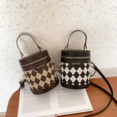 Персонализирана актуална чанта през рамо 2022 Tide Нова популярна чанта тип кофа тип ромб Ежедневна чанта тип цилиндър през рамо