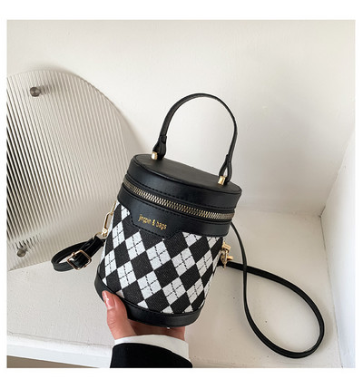 Персонализирана актуална чанта през рамо 2022 Tide Нова популярна чанта тип кофа тип ромб Ежедневна чанта тип цилиндър през рамо