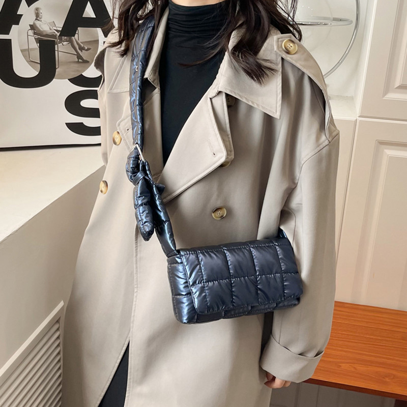 Sügistalv 2022 Naiste polsterdatud kott Pehmest udukangast õlakott Tepitud puuvillase polsterdatud ristkehaga kott Moodne vabaaja massiivne kandekott