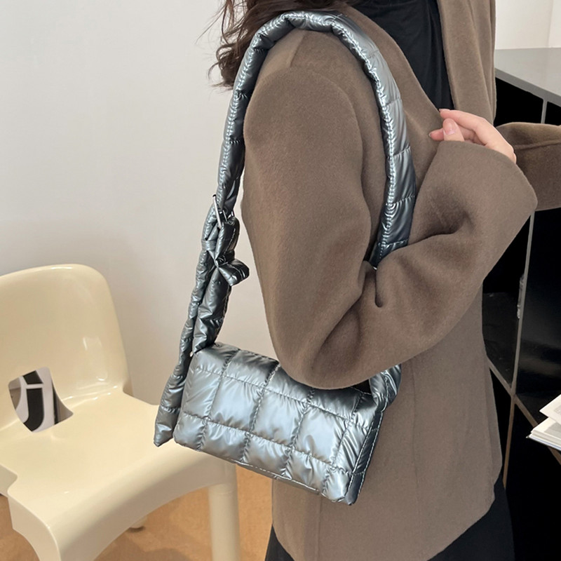 Sügistalv 2022 Naiste polsterdatud kott Pehmest udukangast õlakott Tepitud puuvillase polsterdatud ristkehaga kott Moodne vabaaja massiivne kandekott