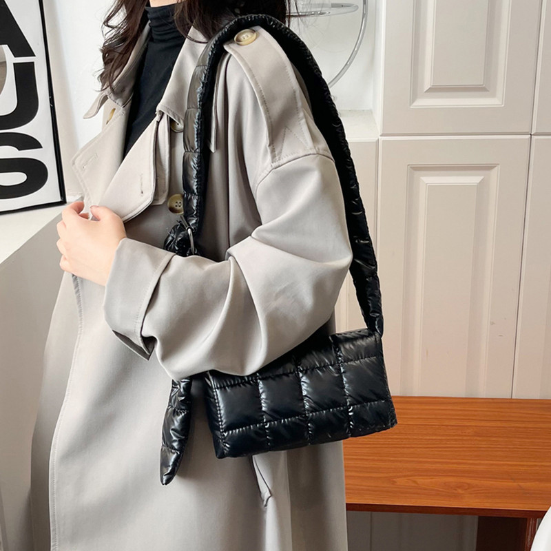 Sügistalv 2022 Naiste polsterdatud kott Pehmest udukangast õlakott Tepitud puuvillase polsterdatud ristkehaga kott Moodne vabaaja massiivne kandekott