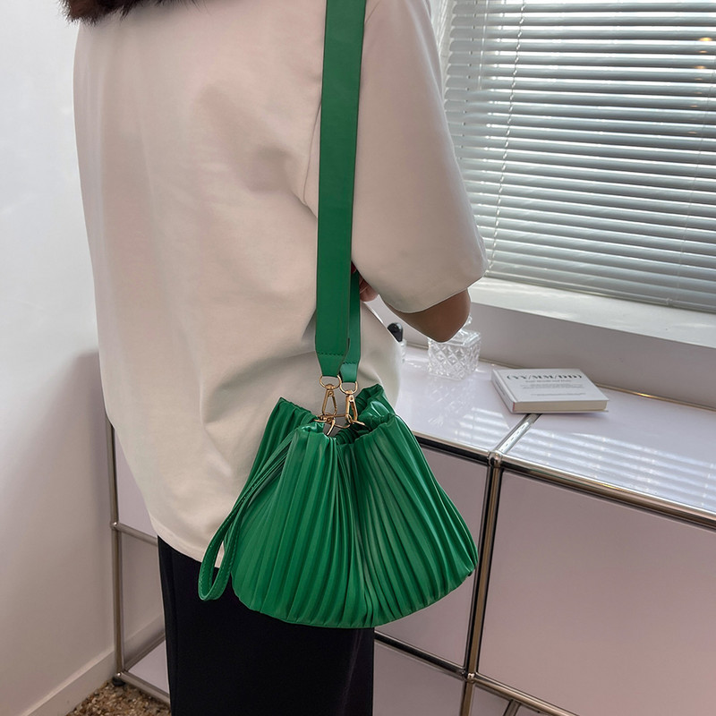 Moodsad plisseeritud Crossbody käekotid PU-nahast naiste ühevärvilised ämbriga rahakott, naiste massiivsed ämbriga õlakotid, naiste rahakott