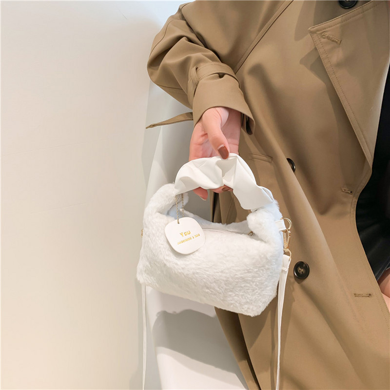 Plüüsist õlakotid naistele PU rihmaga Cloud Volditavad karvased käekotid Sügistalvine vabaaja massiivne Crossbody kott väikese ripatsiga