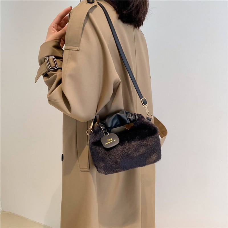 Plüüsist õlakotid naistele PU rihmaga Cloud Volditavad karvased käekotid Sügistalvine vabaaja massiivne Crossbody kott väikese ripatsiga
