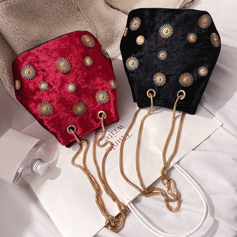 2023. aasta uued naiste õlakotid. Elegantne sametkäekott Kuldse ketiga õlarihmaga ristkott