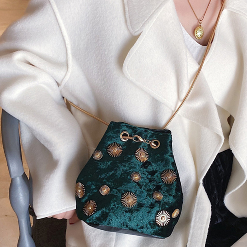 2023. aasta uued naiste õlakotid. Elegantne sametkäekott Kuldse ketiga õlarihmaga ristkott