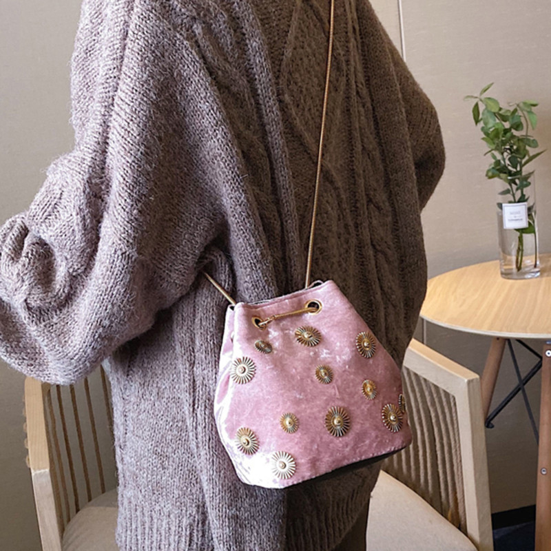 2023. aasta uued naiste õlakotid. Elegantne sametkäekott Kuldse ketiga õlarihmaga ristkott