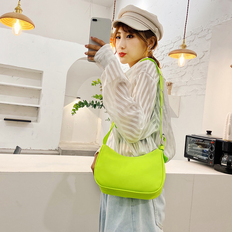 Naiste kott 2022 odavad kvaliteetsed naiste käekotid Retro ühevärvilised PU nailonist õlakott kaenlaalused naistele poodlejate kott