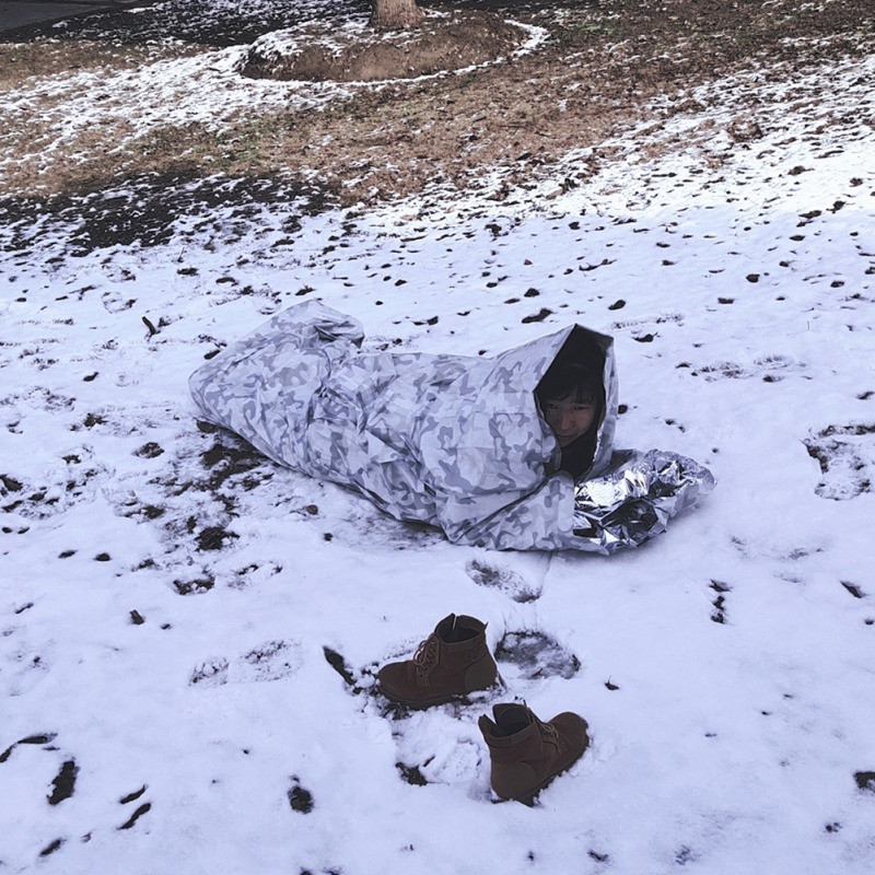 Hädaabi termiline telkimine matkamine magamiskott vile õues paar FistAids seiklus magammistekk PET-kilest kamuflaažimatt