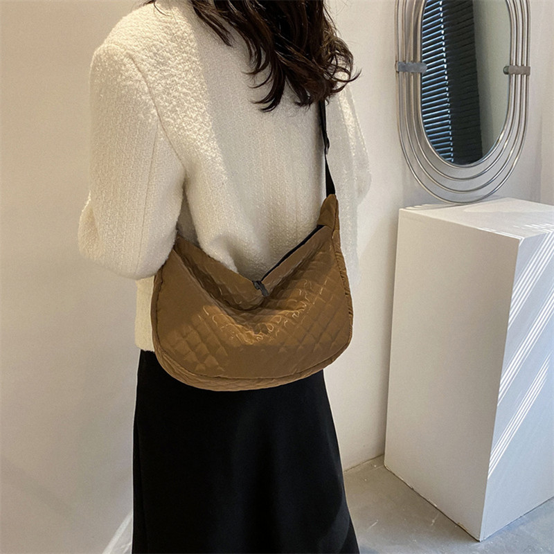 Tepitud naiste Crossbody kott Moodne sügistalvine Nailonist naistekäekott vabaaja pehme kaasaskantav reguleeritav tüdrukutele ostlemiseks