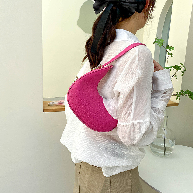 2023. nyár divattrend hónaljtáskák női egyszínű PU bőr válltáska Női kis kézitáskák felső fogantyús táskák