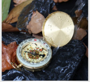 Augstas kvalitātes kempings pārgājienu kabatas misiņa zelta kompass pārnēsājams kompass navigācijai āra aktivitātēm, izdzīvošanai ārā