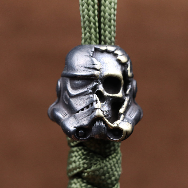 Surnud sõduri pealuu nägu pool kiiver, nuga helmed, pael, ripats, messingist amuletid EDC tööriista ellujäämiskäevõru meisterdades paracordi tarvikud