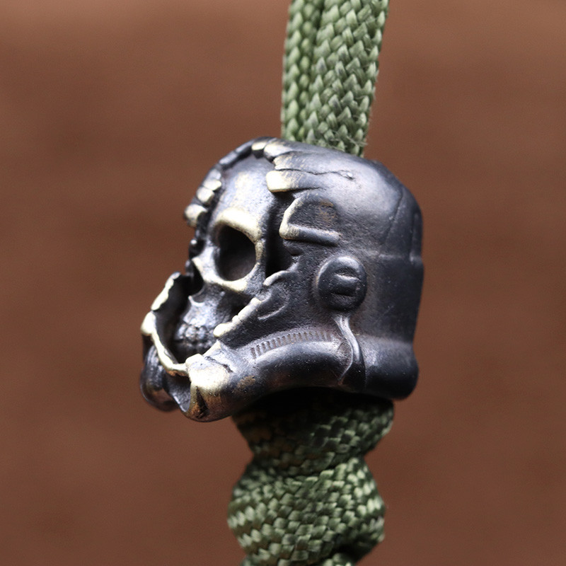 Surnud sõduri pealuu nägu pool kiiver, nuga helmed, pael, ripats, messingist amuletid EDC tööriista ellujäämiskäevõru meisterdades paracordi tarvikud