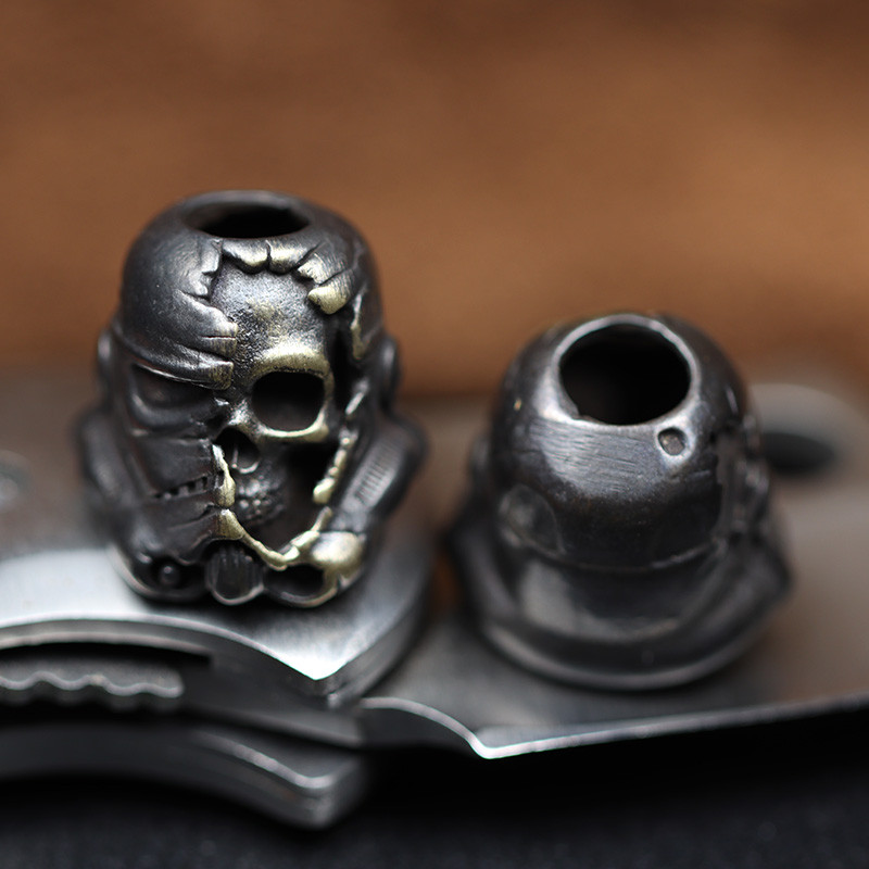 Surnud sõduri pealuu nägu pool kiiver, nuga helmed, pael, ripats, messingist amuletid EDC tööriista ellujäämiskäevõru meisterdades paracordi tarvikud