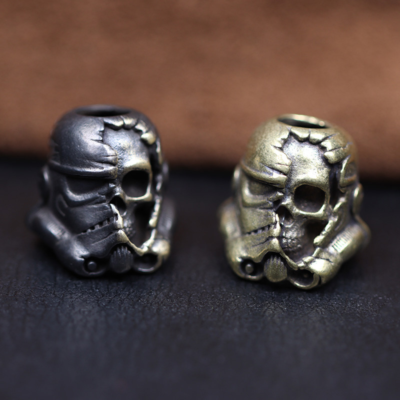 Surnud sõduri pealuu nägu pool kiiver, nuga helmed, pael, ripats, messingist amuletid EDC tööriista ellujäämiskäevõru meisterdades paracordi tarvikud