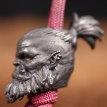 Скулптура на глава на воин на Орки Месингово мънисто с нож Направи си сам Paracord аксесоари Ръчно изработени тъкани висулка с въже EDC Висящи инструменти на открито