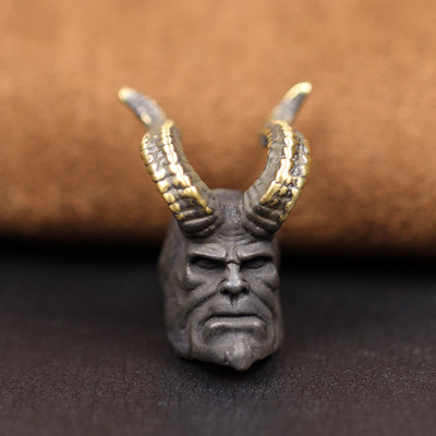 Szarvas Hellboy fej szobor sárgaréz kés gyöngyök kültéri EDC barkács Paracord zseblámpa zsinór medál ékszer varázslatok kiegészítők